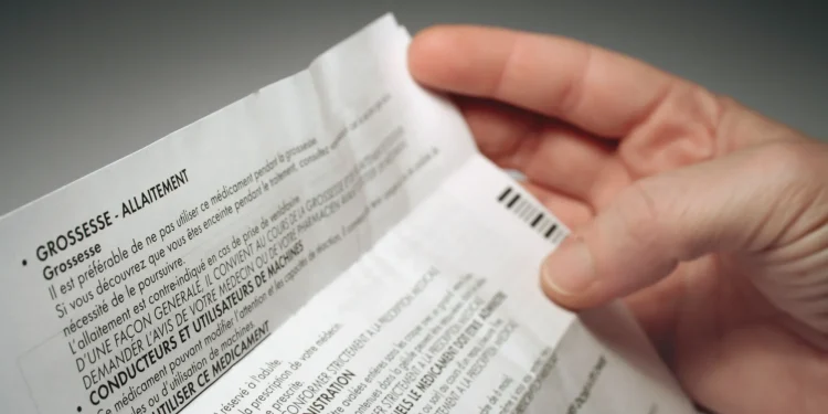 Adieu papier, bonjour numérique : les notices de médicaments bientôt sur votre smartphone ?