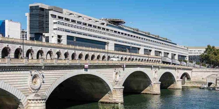 découvrez comment alan, en tant que ministre de l'économie, s'engage à transformer le paysage économique français à travers des réformes innovantes et des politiques audacieuses. suivez ses initiatives pour favoriser la croissance, soutenir les entreprises et améliorer le quotidien des citoyens.