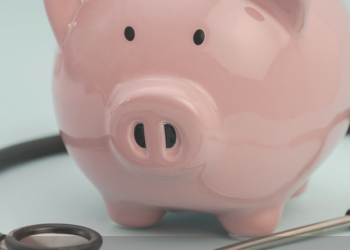 découvrez comment les seniors et les mutuelles font face à la hausse des cotisations retraite et explorez des solutions pour gérer ce coût croissant.