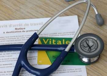 le directeur des hôpitaux de paris souligne que pour réduire le déficit de l'assurance maladie, une augmentation des recettes est nécessaire.