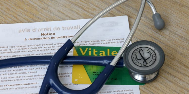 le directeur des hôpitaux de paris souligne que pour réduire le déficit de l'assurance maladie, une augmentation des recettes est nécessaire.