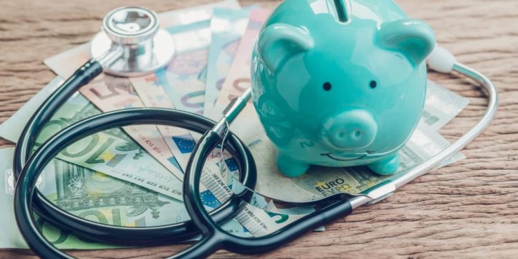 découvrez pourquoi la hausse des cotisations mutuelles est défavorable aux assureurs et quelles en sont les conséquences pour le secteur.