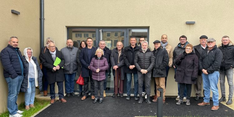 découvrez les différences d'investissement en santé entre les ménages actifs et les seniors, et comprenez leurs priorités et besoins spécifiques pour mieux gérer votre budget santé.