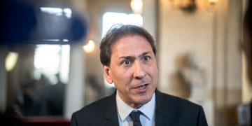 découvrez pourquoi jérôme guedj dénonce la hausse illégale des complémentaires santé prévue en 2026 et ses implications pour les assurés.