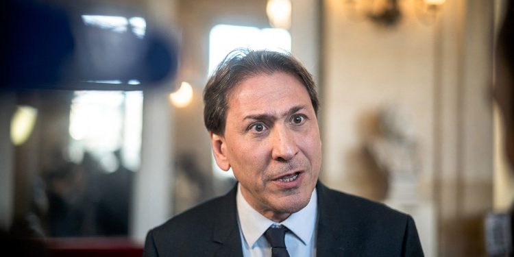 découvrez pourquoi jérôme guedj dénonce la hausse illégale des complémentaires santé prévue en 2026 et ses implications pour les assurés.