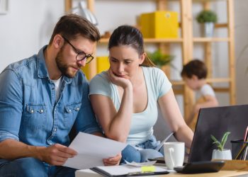 découvrez pourquoi les tarifs des mutuelles seniors augmentent après 60 ans et apprenez des astuces efficaces pour économiser sur votre mutuelle santé.