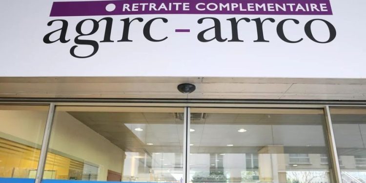 les députés rejettent l'augmentation des cotisations retraite afin de préserver le pouvoir d'achat des français, suscitant un débat intense sur l'avenir du système de retraite.