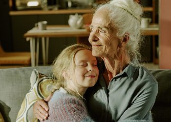 découvrez pourquoi les augmentations des mutuelles persistent malgré le gel des tarifs et comment protéger votre budget santé.