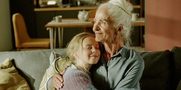 découvrez pourquoi les augmentations des mutuelles persistent malgré le gel des tarifs et comment protéger votre budget santé.