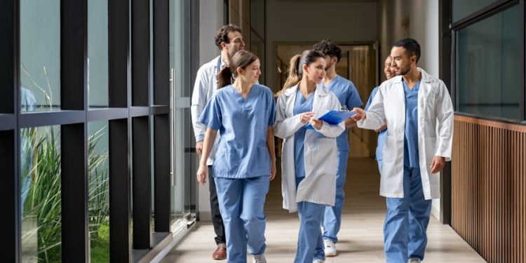 Santé fragilisée : les professionnels des hôpitaux et Ehpad face à des défis majeurs