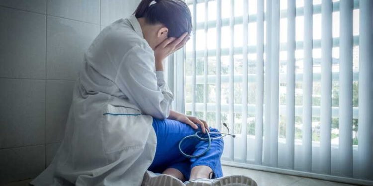 Santé : les soignants des hôpitaux et Ehpad confrontés à une santé plus fragile que la moyenne, révèle une étude