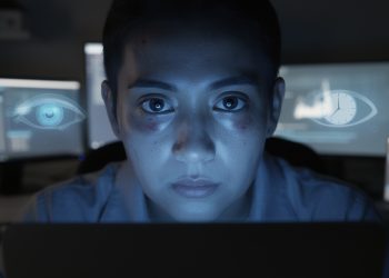 découvrez les dangers de l'exposition prolongée à la lumière bleue et apprenez comment protéger vos yeux et votre santé face à cette exposition quotidienne.